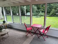 Travel Nurse’s Modern Bungalow!  Cozy 3 Bedroom Home