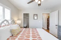 Upstairs so Sunny and Bright 2 Blocks to the Beach