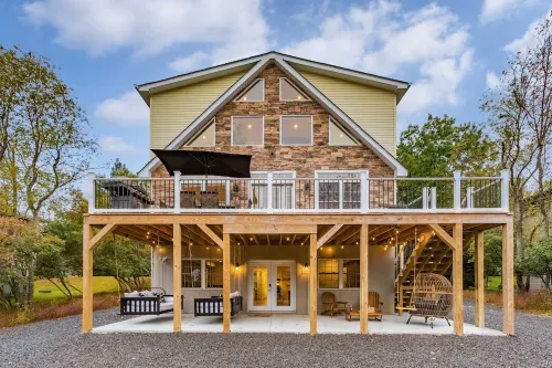 Wolf Run Lodge - Luxury 8bed/4bath. Hot Tub, Game Room, steps from lake/pool