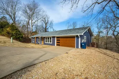 Beaver Lake Getaway-15 min from downtown Rogers with HOT TUB!