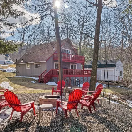 Cozy 4-Season Chalet + Lake Winni + Gunstock + Free Breakfast · Sleeps 8