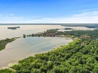 Exceptional property on Pelican Lake! Short walk to Breezy Resort, beaches, park Hotels in Breezy Point