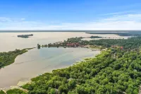 Exceptional property on Pelican Lake! Short walk to Breezy Resort, beaches, park
