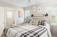 Adorable Guesthouse off of Lake Hollingsworth Hotels near Publix Liquors at Oakbridge Centre