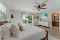 Waterfront / Dolphins / Luxury Design / HOT TUB