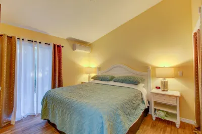 POOL VIEW  Walk to beach  King bed  Heated pool  DAILY WEEKLY SPECIALS   villa 3