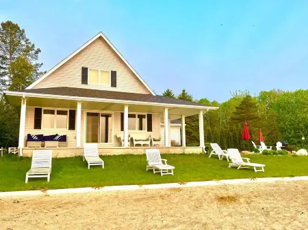 Lakefront Beach House: Serene Getaway