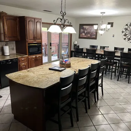 Spacious Family Lodge: Solar Pool, Hot Tub, Bikes, Fire Pit & EV Charger.