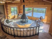 Luxurious Cabin in Alaska w/ Hot Tub & Cedar Sauna โรงแรมในเลซีเมาน์เทน