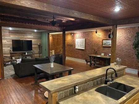 Old Town Loft w Hanging Master Bed Отели рядом с достопримечательностью «The Keeper of the Plains»