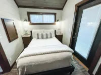 The Honeysuckle House - Tiny House, BIG Living! トレーシー・シティのホテル