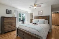 Charming 3-bedroom cottage in Springfield with WiFi, AC Primrose Marketplace 주변 호텔