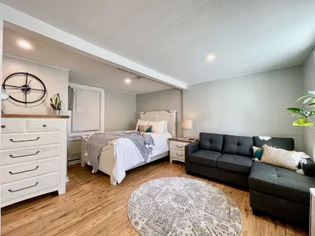 Super-Walkable Downtown Studio