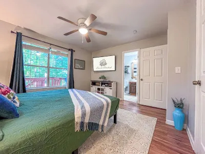 2800 sqft Forest Retreat!4 min to Pool- Hot Tub~Firepit~Dogs! 8 min to Town!