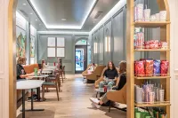 Modern Suite ~ Above Starbucks ~ Fast Wi-fi