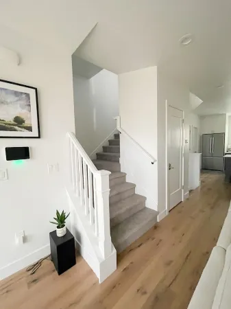 Luxury Downtown Spacious 3 bedroom New Townhome Отели рядом с достопримечательностью «Department of Electrical and Computer Engineering»