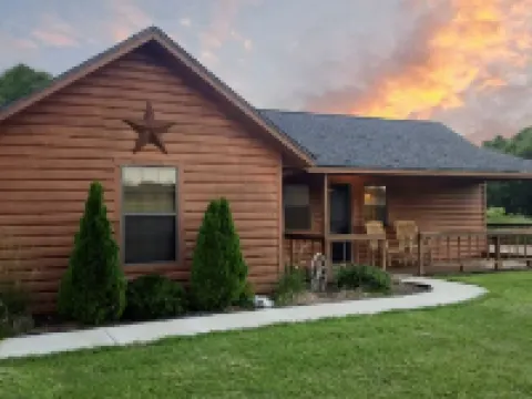 Star Valley cozy log cabin close to the Chickasaw National and Turner Falls Park Hotels in Murray County