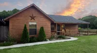 Star Valley cozy log cabin close to the Chickasaw National and Turner Falls Park