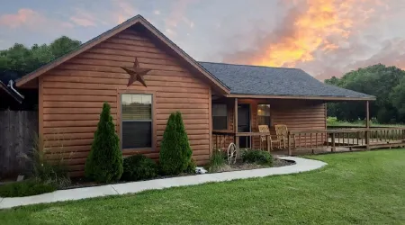 Star Valley cozy log cabin close to the Chickasaw National and Turner Falls Park
