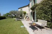 Offers an ideal holiday set in the peaceful countryside of St Remy de Provence