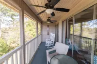 Relaxing 2BR 2BA Condo on Golf Course w/ balcony