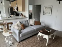 BOHO CONDO w/Rooftop Hot Tubs! 2 minutes to downtown TC & Beaches. Dog Friendly!