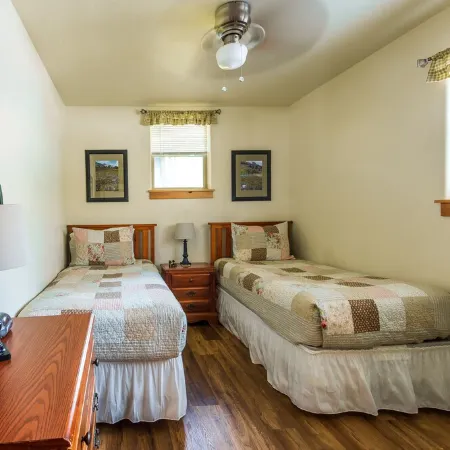 Walk to Downtown! 2-bedroom with mountain views