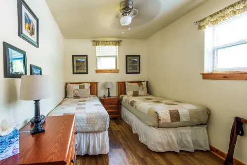 Walk to Downtown! 2-bedroom with mountain views