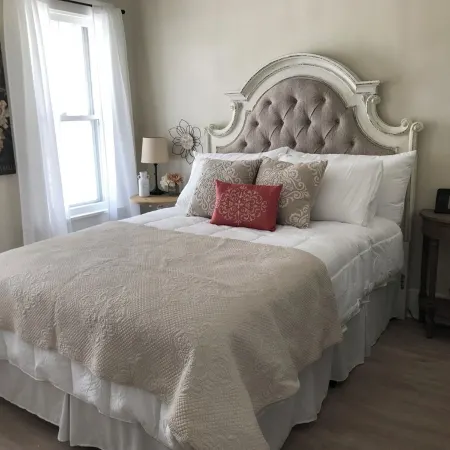 Pet friendly remodeled bungalow home just two blocks from Washington Park.