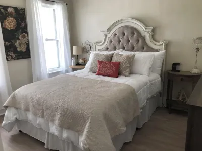 Pet friendly remodeled bungalow home just two blocks from Washington Park. Hotels near Sherwood Plaza