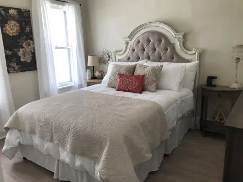Pet friendly remodeled bungalow home just two blocks from Washington Park.