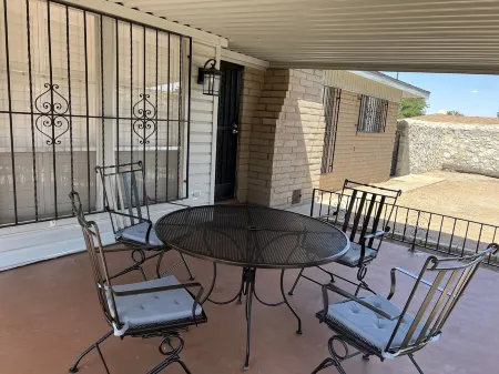 A.L.I. Place is a newly renovated 3 bedroom/2 bathroom home 5 min. from airport.