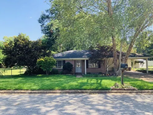 Maple Tree House - 3 miles from stadium, tucked away from traffic