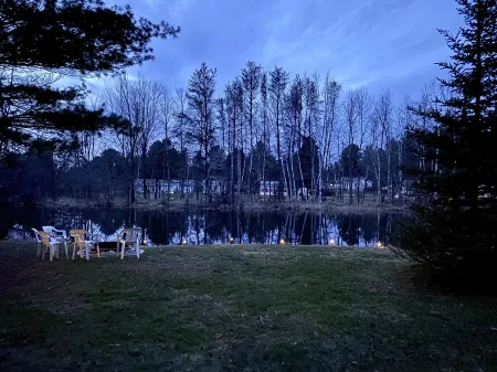 Year round cozy cabin on Trout haven Pond, close to trails & Lake St. Helen