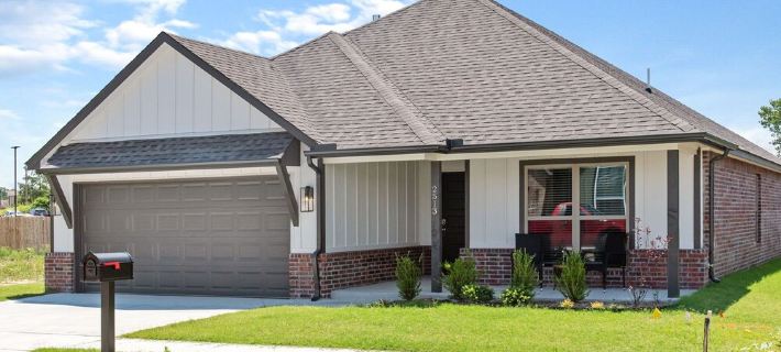 Pet friendly home featuring a sample of local flavors near The Rose District! Hotels in Broken Arrow
