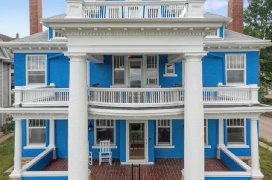 Spacious 7-bedroom house- unique history, modern comforts and incredible views