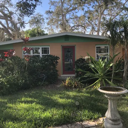 Cozy bungalow in charming Bay Point subdivision 2 minutes to Nokomis beach.