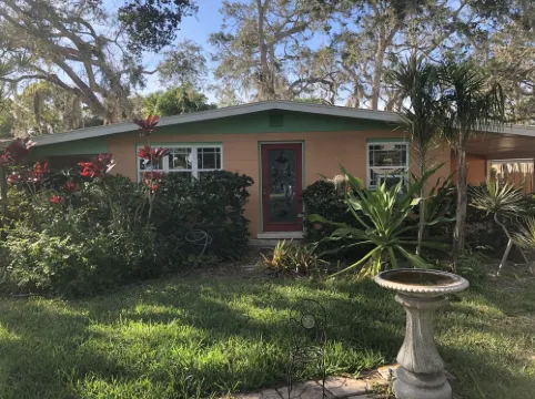 Cozy bungalow in charming Bay Point subdivision 2 minutes to Nokomis beach. 諾科米斯酒店