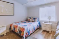 Little Blue Cottage - wooded getaway, near beaches and towns