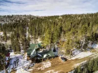 Lost Camp Lodge just a few blocks from Terry Peak - Chalets