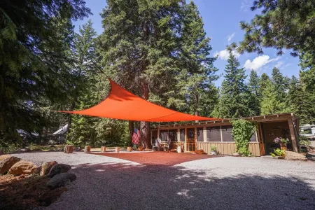 Upgraded Rustic Themed Retreat w/screened porch in Rocky Point. Отели рядом с достопримечательностью «Train Mountain Railroad Museum»