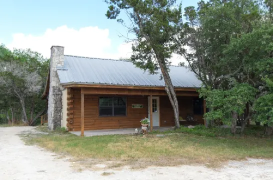 Creekside Cabin near Lost Maples State Park