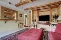 Windmill Gardens Inn "Gallery"  by Galveston Bay is a cozy  tropical hideaway Hotel a San Leon