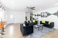 Music themed home, PacMan Arcade, Sleeps 9, BBQ, Fire Pit, Wi-Fi