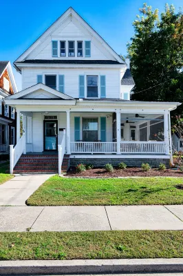 Stylish Victorian in Historic District Hotels near Sailwinds Playground