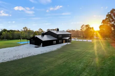 Barn! 2-Hole Golf Course, BBall, Wiffleball, Soccer, Theater, Arcade, 2 Hot Tubs Отели в г. Монтгомери