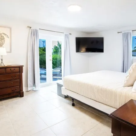 Dolphin Retreat-3 bedroom 2 Bath Marathon Home w Private Pool & 60 foot Dock