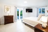 Dolphin Retreat-3 bedroom 2 Bath Marathon Home w Private Pool & 60 foot Dock