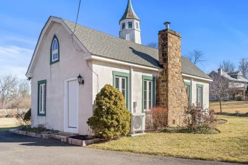 Unique & Cozy Carriage House ~ Queen Beds ~ Patio! Các khách sạn ở Upper Gwynedd Township