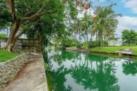 Pool,4-bedroom house ,family friendly, canal front